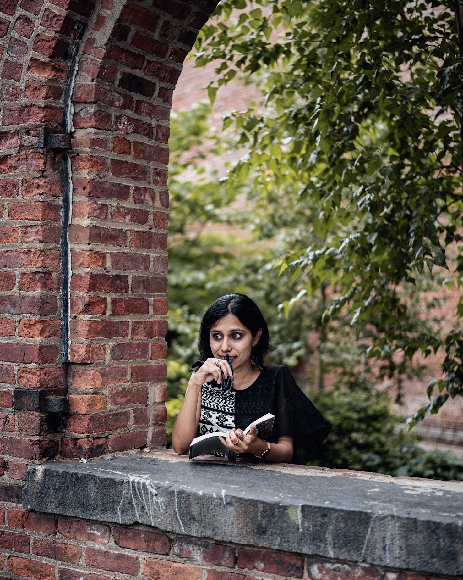 Girl reading Best tips for reading in a pandemic
